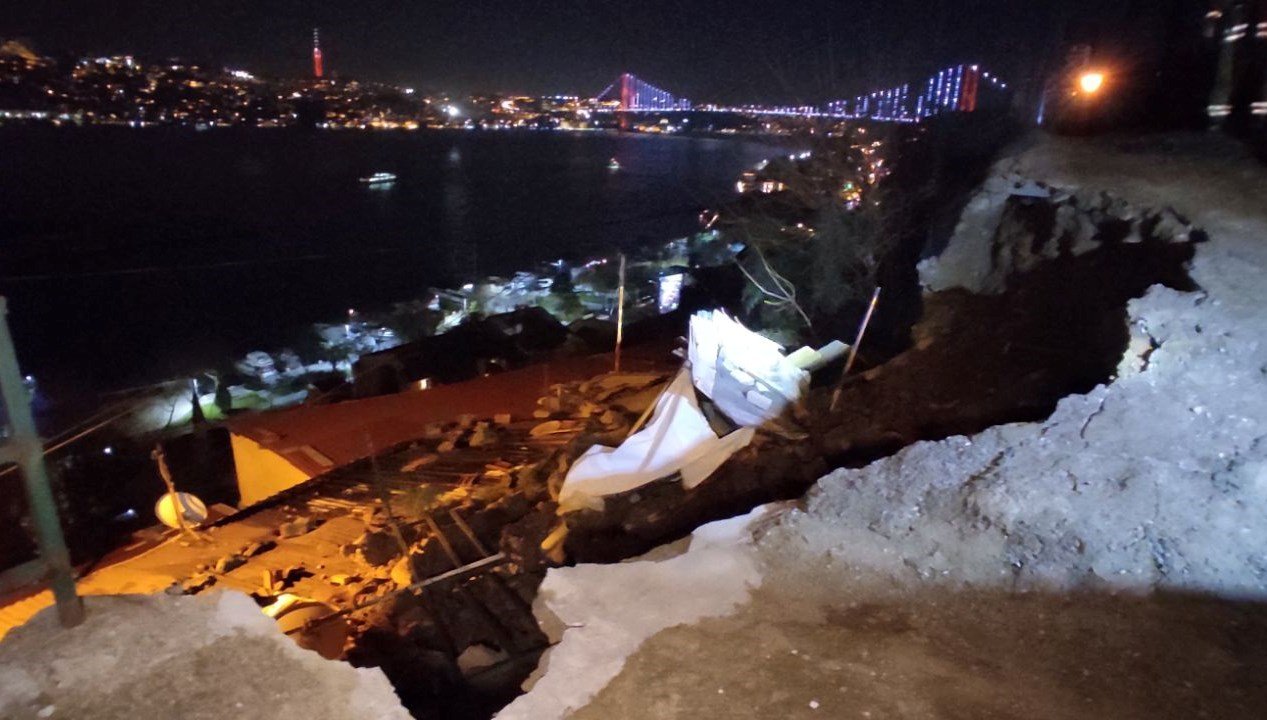 Beşiktaş’ta istinat duvarı evin üstüne çöktü