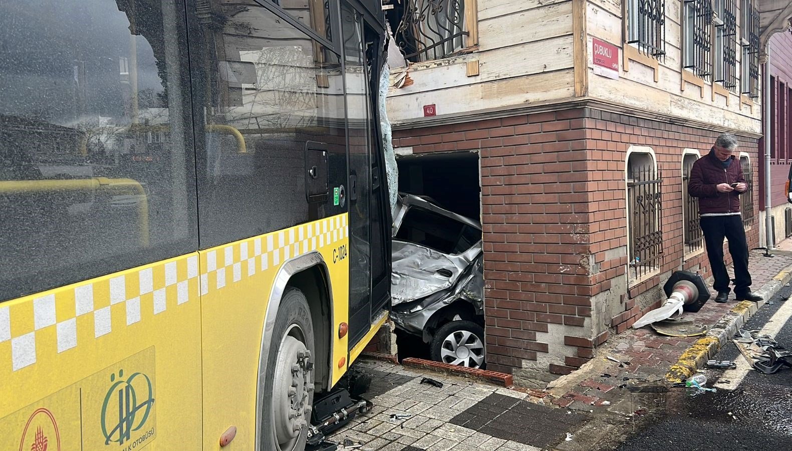 Beykoz’da İETT otobüsü 4 otomobile çarptı