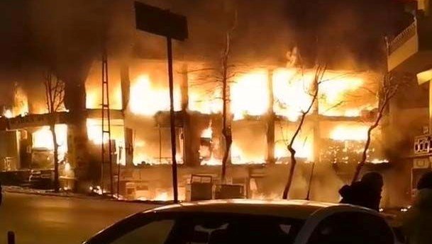 Beylikdüzü’nde iki katlı iş yerinde çıkan yangın söndürüldü