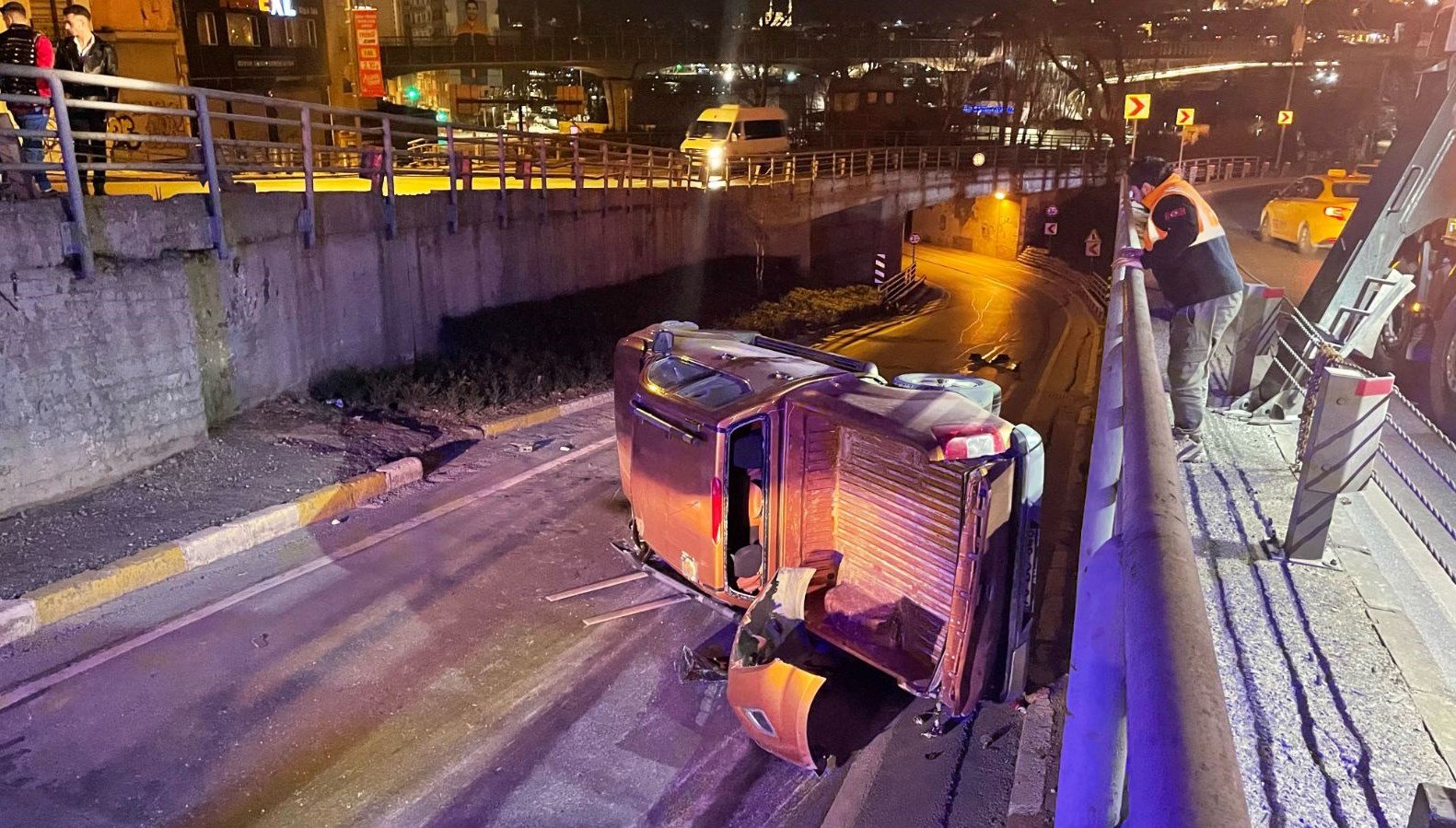 Beyoğlu’nda trafik kazası: Pikap takla attı, 3 kişi yaralandı