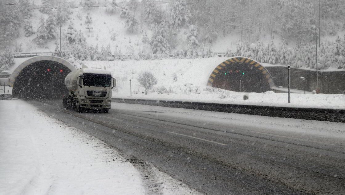 Bolu Dağı’nda kar yağışı etkisini sürdürüyor