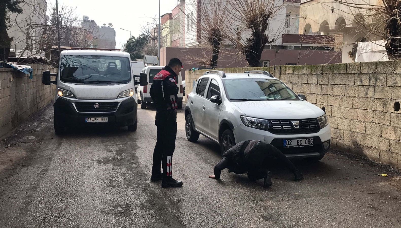 Boşanma aşamasındaki eşini sokak ortasında vurdu