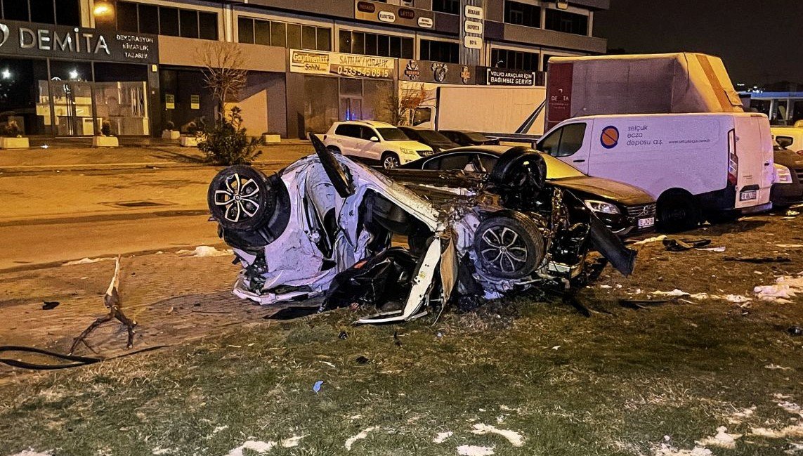Bursa’da ağaca çarpıp taklalar atan otomobildeki iki kişi öldü