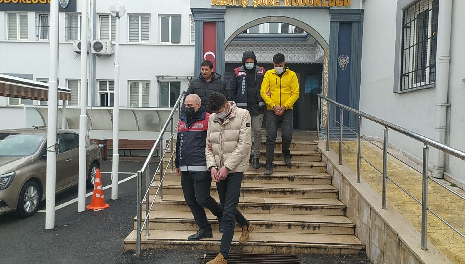 Bursa’da bir kişiyi telefonla 500 bin lira dolandıran 3 kişi tutuklandı