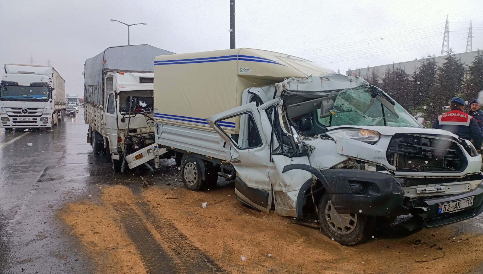 Büyükçekmece TEM’de 100 metre arayla 2 zincirleme kaza