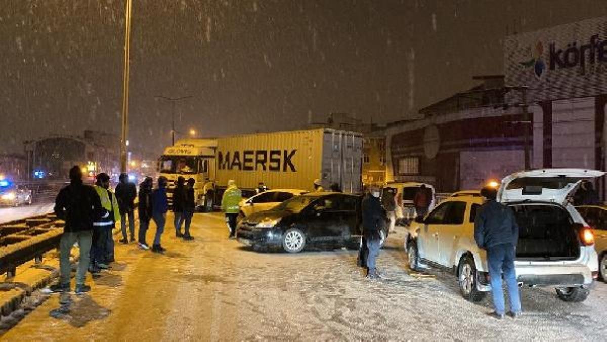 BUZ TUTAN YOLDA 13 ARAÇ ÇARPIŞTI