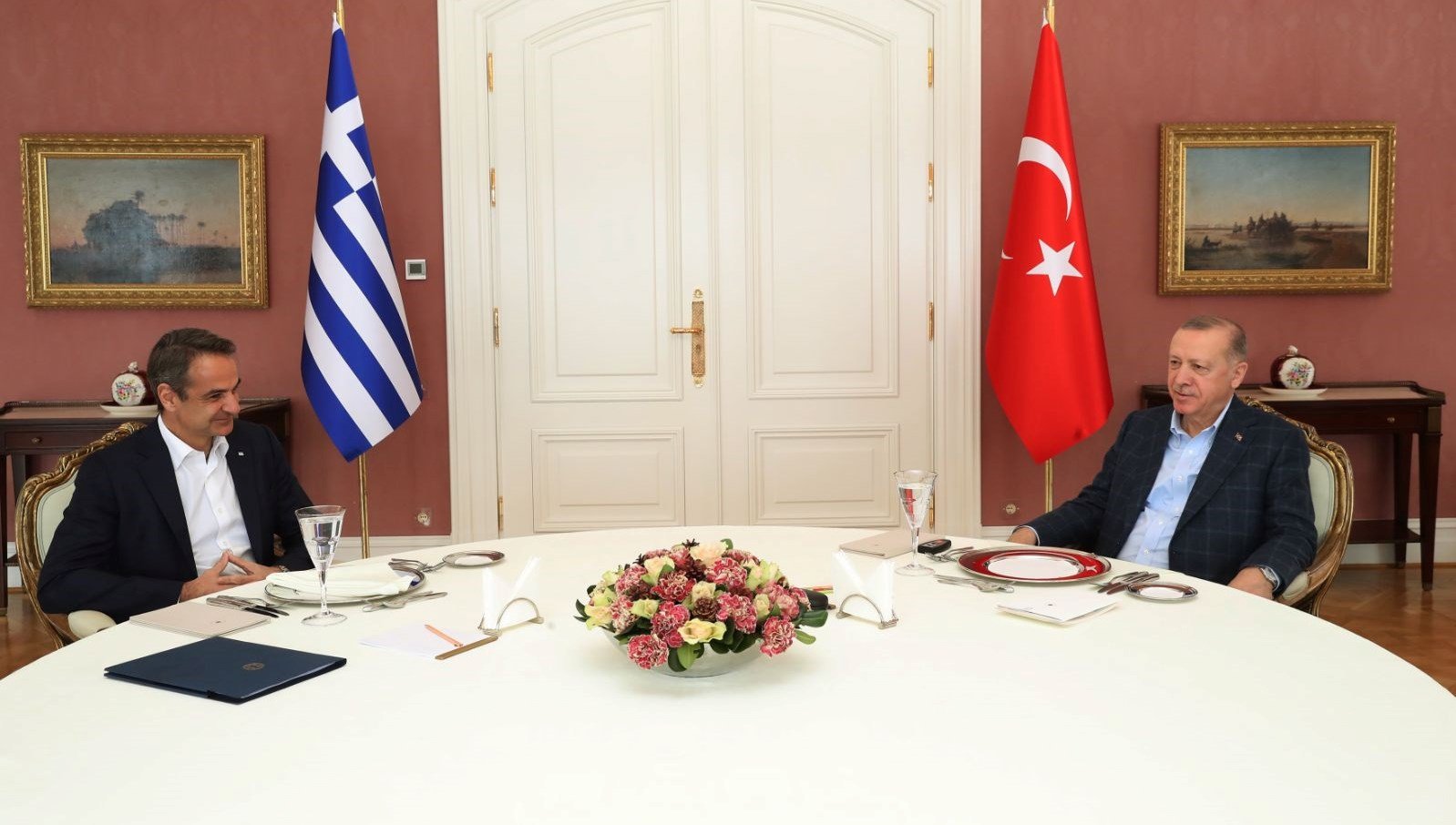 Cumhurbaşkanı Erdoğan’dan Yunanistan Başbakanı Miçotakis’e geçmiş olsun telefonu