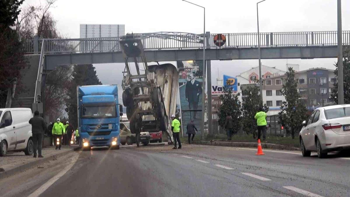 Damperi açılan kamyon önce üst geçit ve banka aracına çarptı