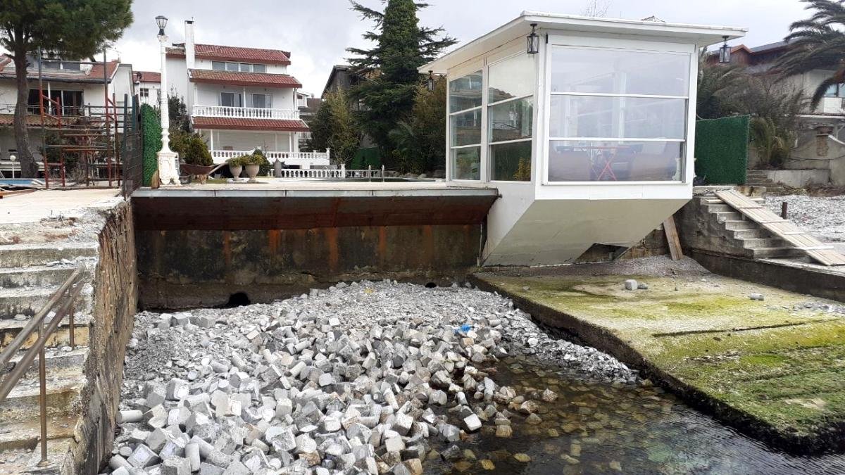 Denizi usulsüz dolduran vatandaşın yalısı mühürlendi