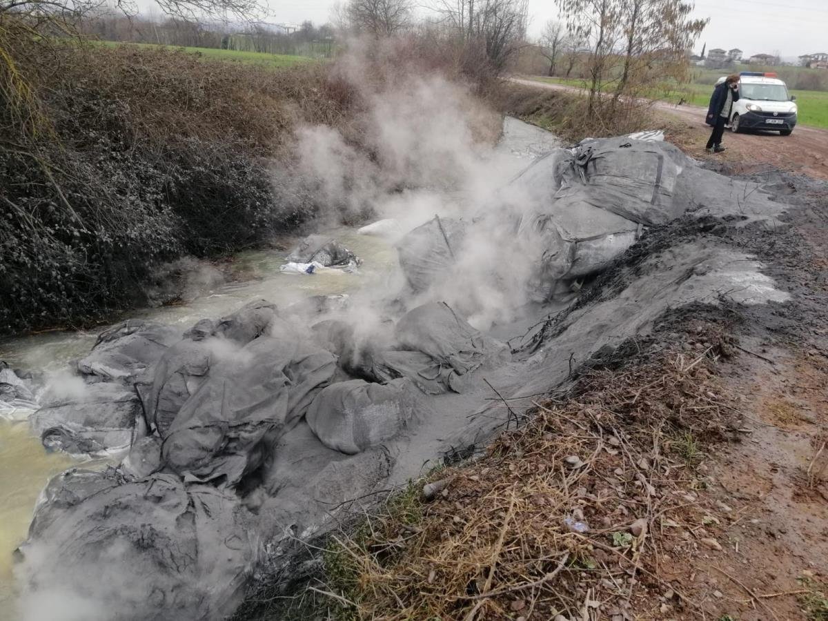 Dere kenarından 100 ton atık toplandı