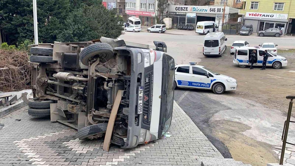 Dik yokuştan geri geri inmeye çalışan kamyonet devrildi: 2 yaralı