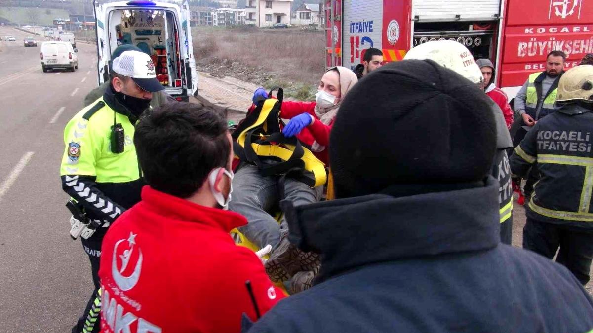 Direğe çarpan otomobilde sıkışan sürücüyü zamanla yarışarak kurtardılar