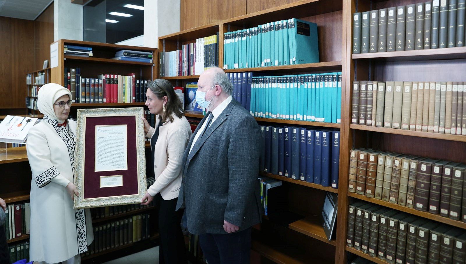 Emine Erdoğan, Belçika Kraliyet Kütüphanesi’ni ziyaret etti