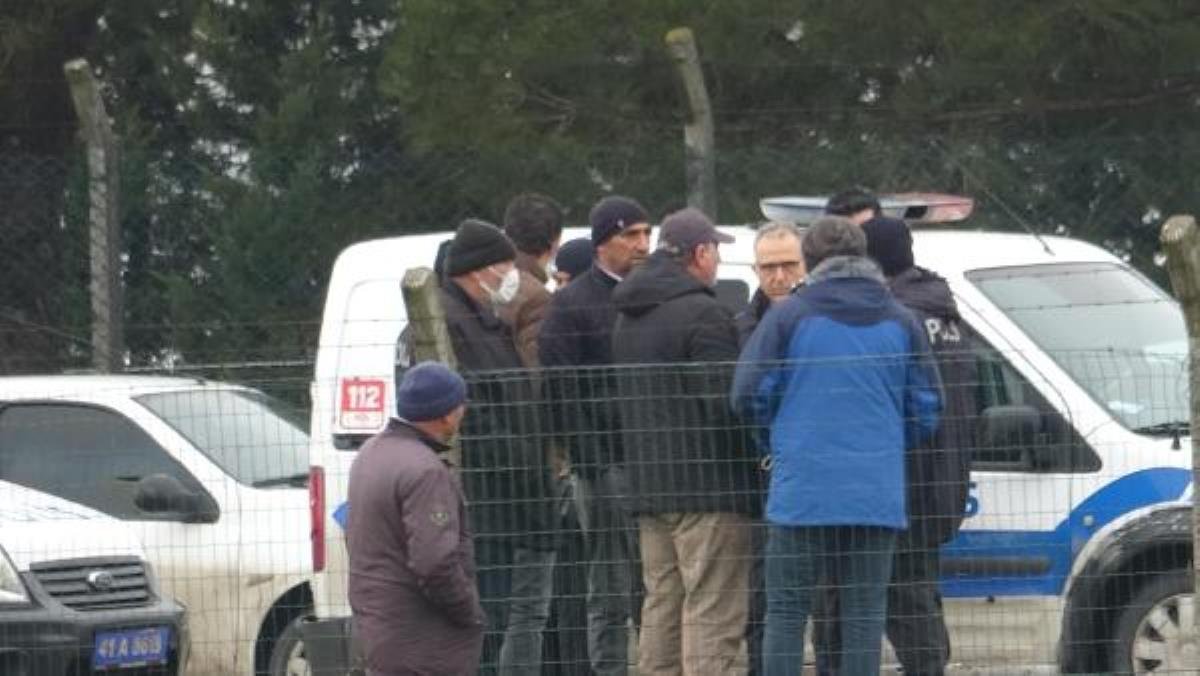 Fabrika sahasında kalan arsalarına tel örgülerin arasından girdiler