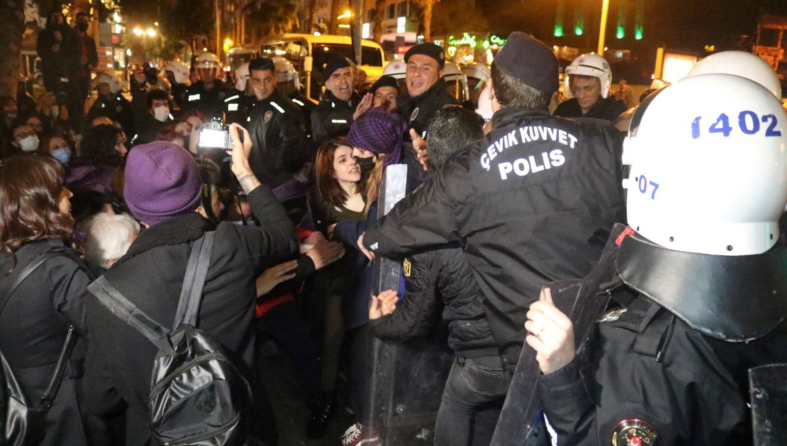 ‘Feminist Gece Yürüyüşü’nde polis merkezine götürülen 30 kadın serbest