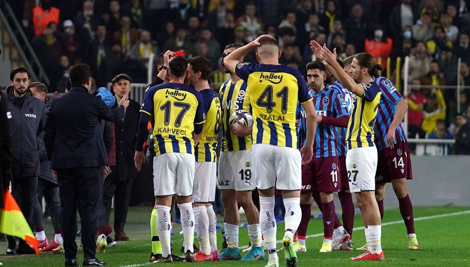 Fenerbahçe- Trabzonspor maçını izlerken ‘kırmızı kart’ nedeniyle kalbine yenik düştü