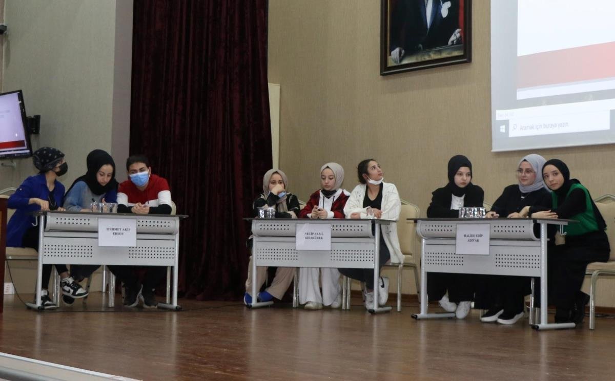 Gençler bilgileriyle yarıştı