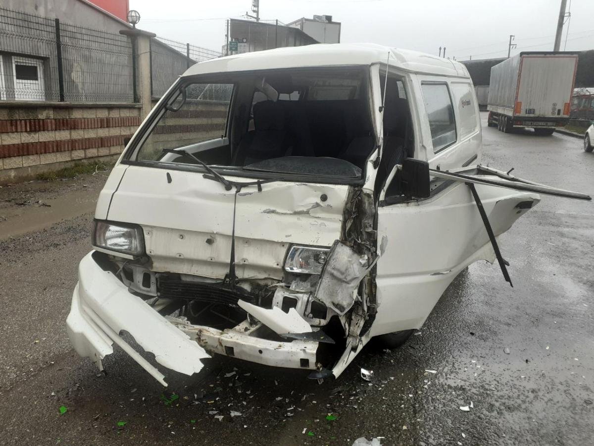 Halk otobüsü ile minibüs çarpıştı: 1 yaralı