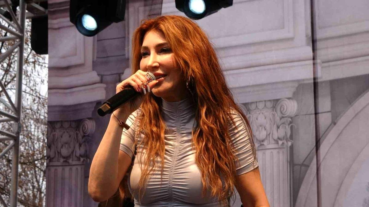 Hande Yener, sevenlerini mini konserle coşturdu