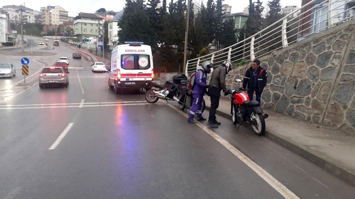 Islak zeminde kayan motosikletin sürücüsü yaralandı