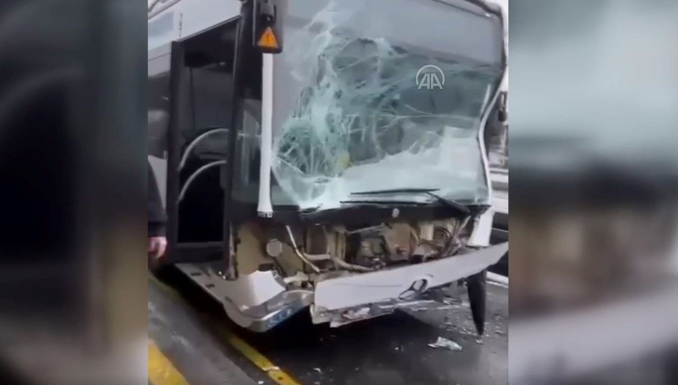 İstanbul’da iki metrobüs çarpıştı