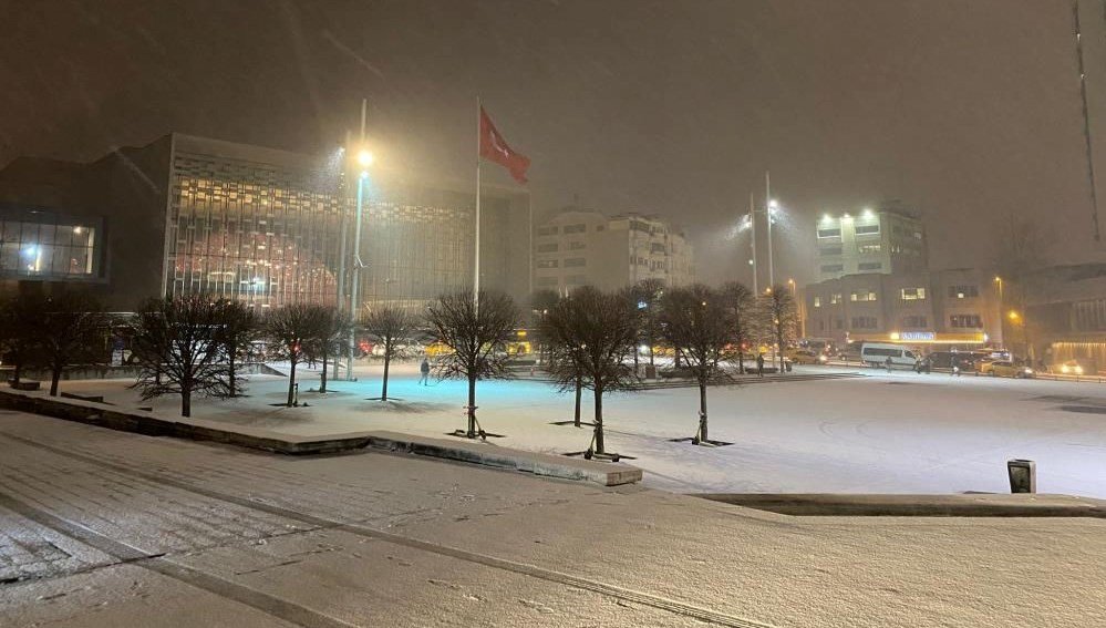 İstanbul’da kar yağışı hayatı olumsuz etkiliyor