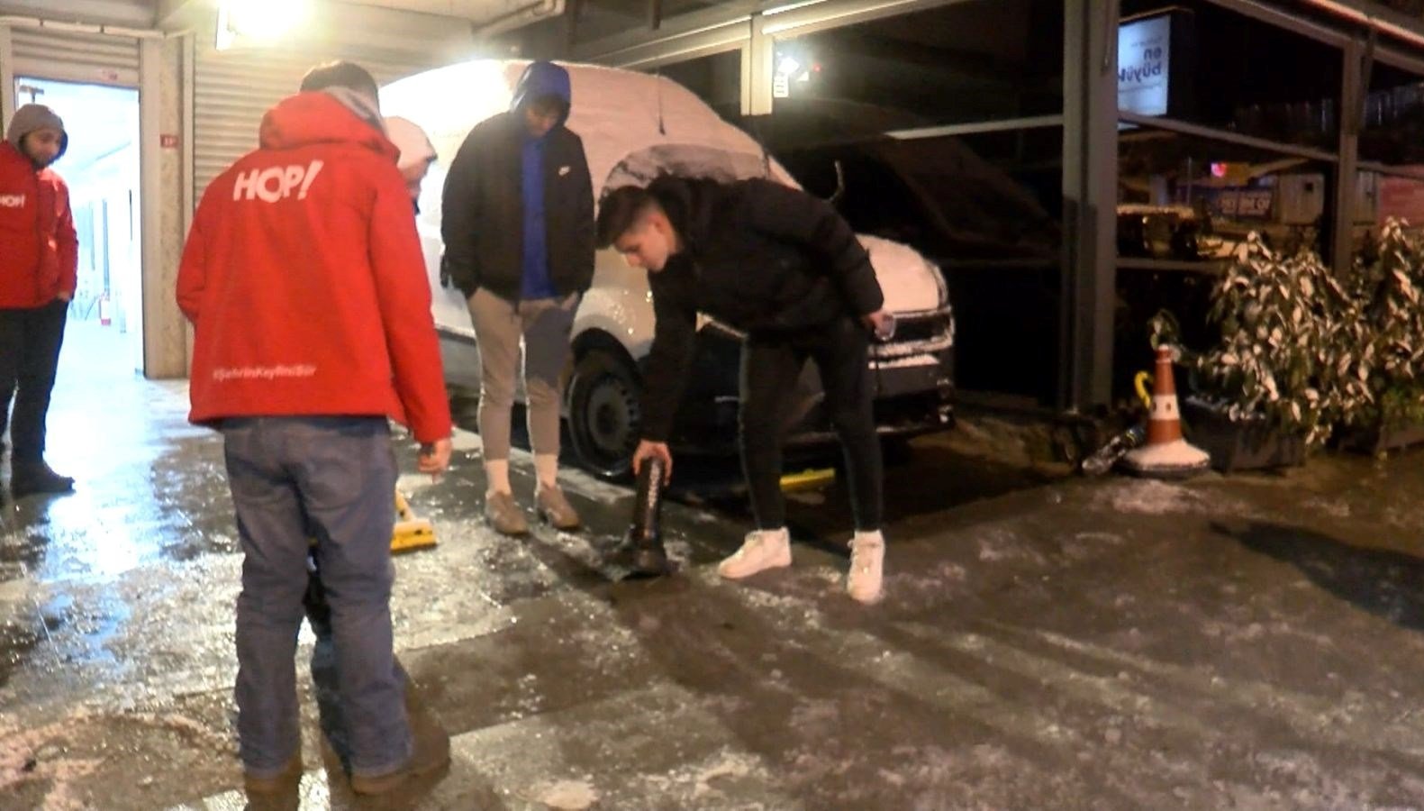 İstanbul’da yollar buz pistine döndü, kazalar beraberinde geldi