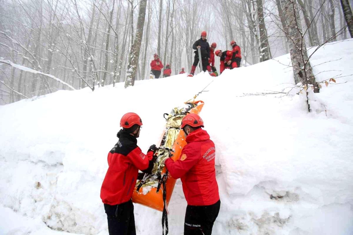 İtfaiye ekiplerinin zorlu arazideki kış tatbikatı gerçeği aratmadı