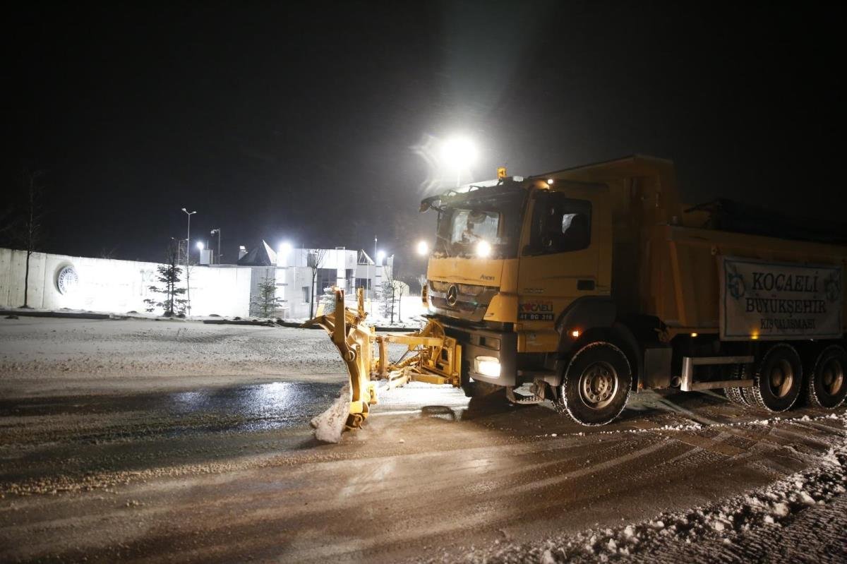 Karla mücadele ekipleri canla başla çalışıyor