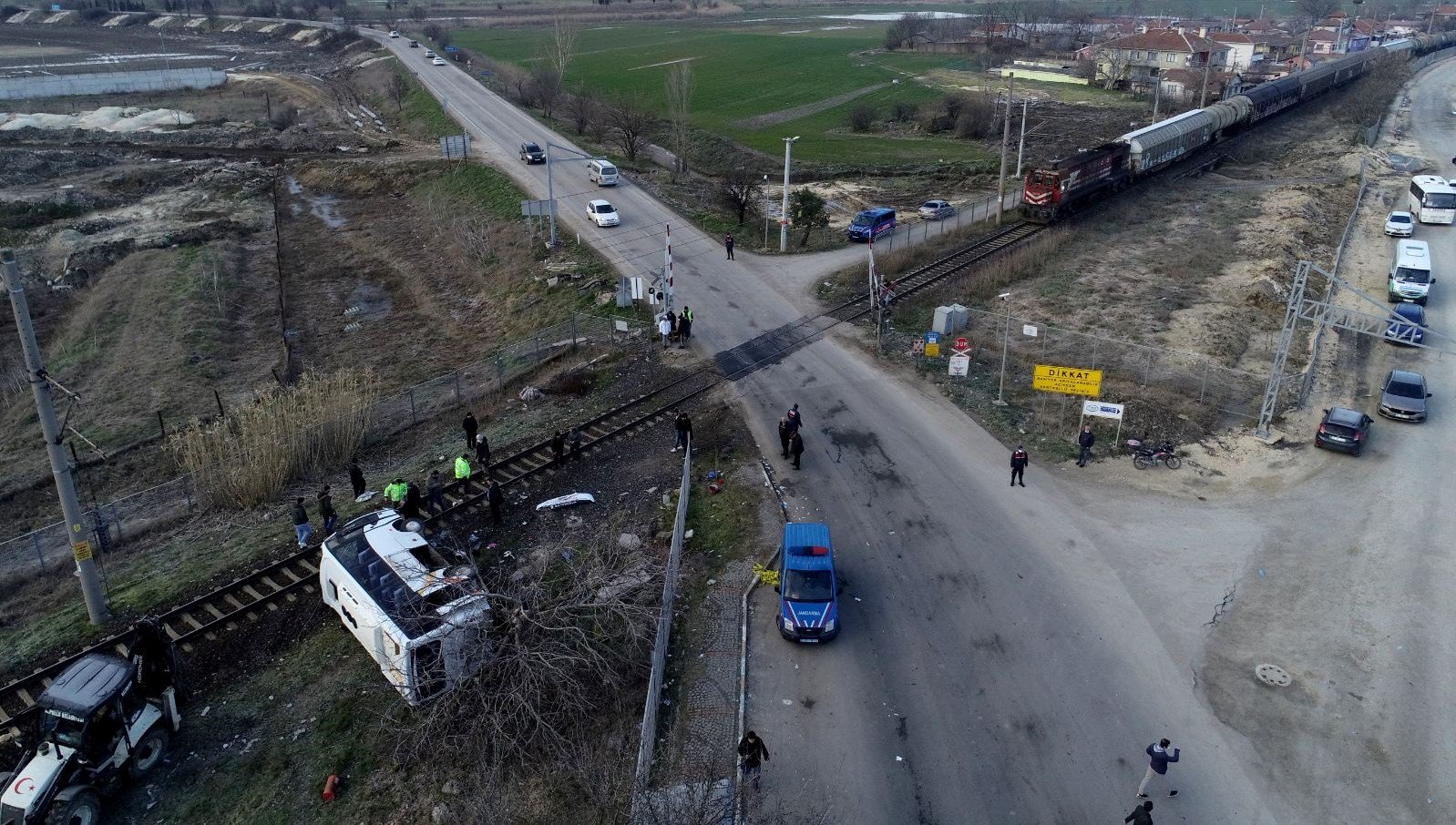 Kırklareli’nde yolcu treninin işçi servisine çarpması sonucu 27 kişi yaralandı