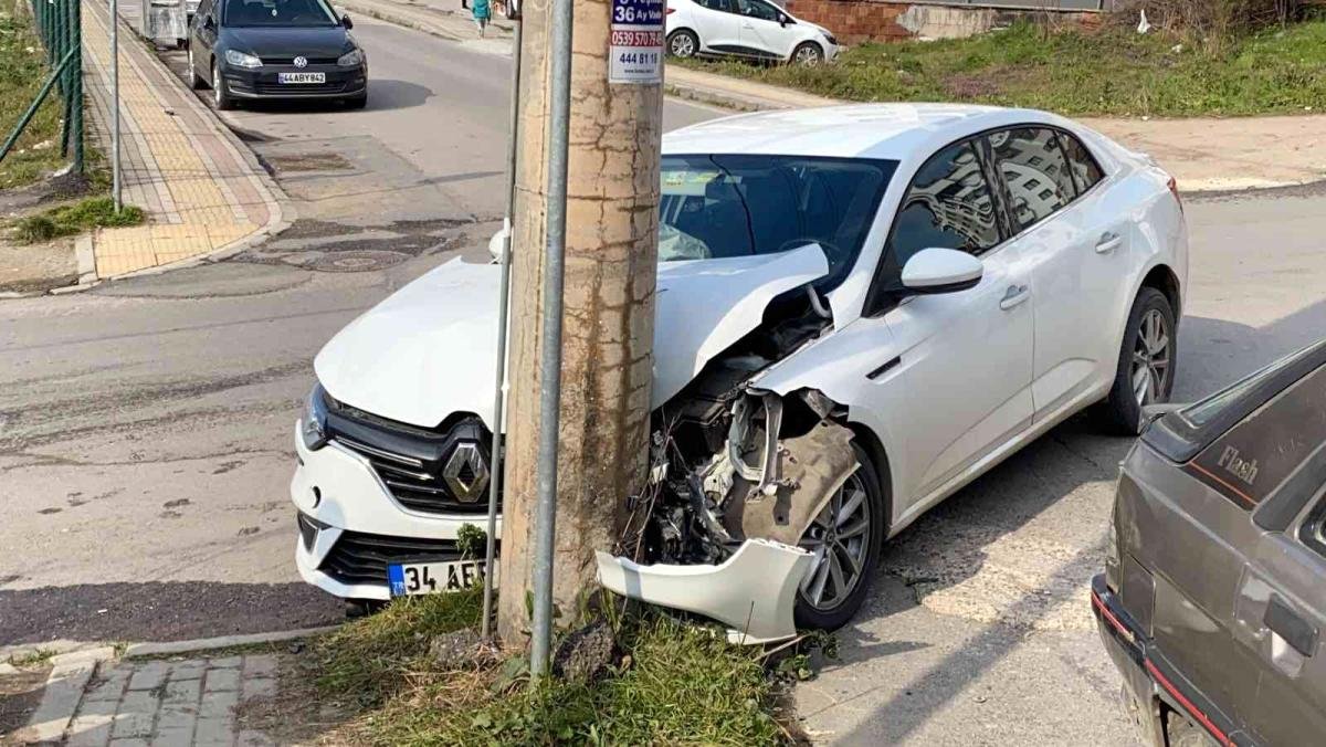 Kontrolden çıkan otomobil direğe girdi, sürücü yara almadan kurtuldu