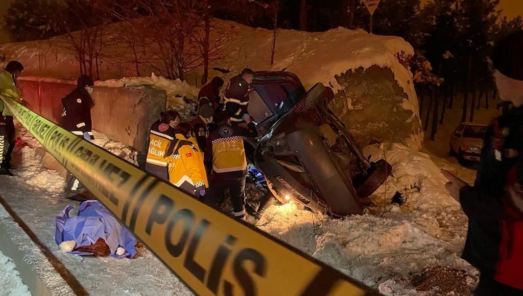 Kontrolden çıkan otomobilin istinat duvarına çarpması sonucu 4 kişi öldü