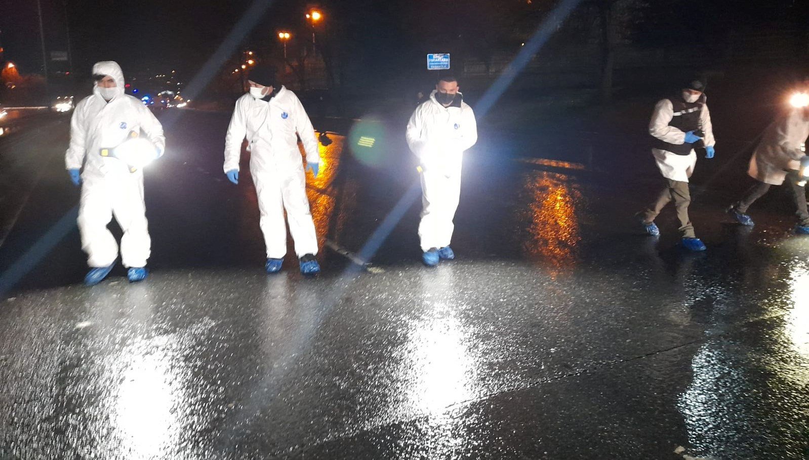 Köprüden atlayan kişinin üzerinden 5 araç geçti