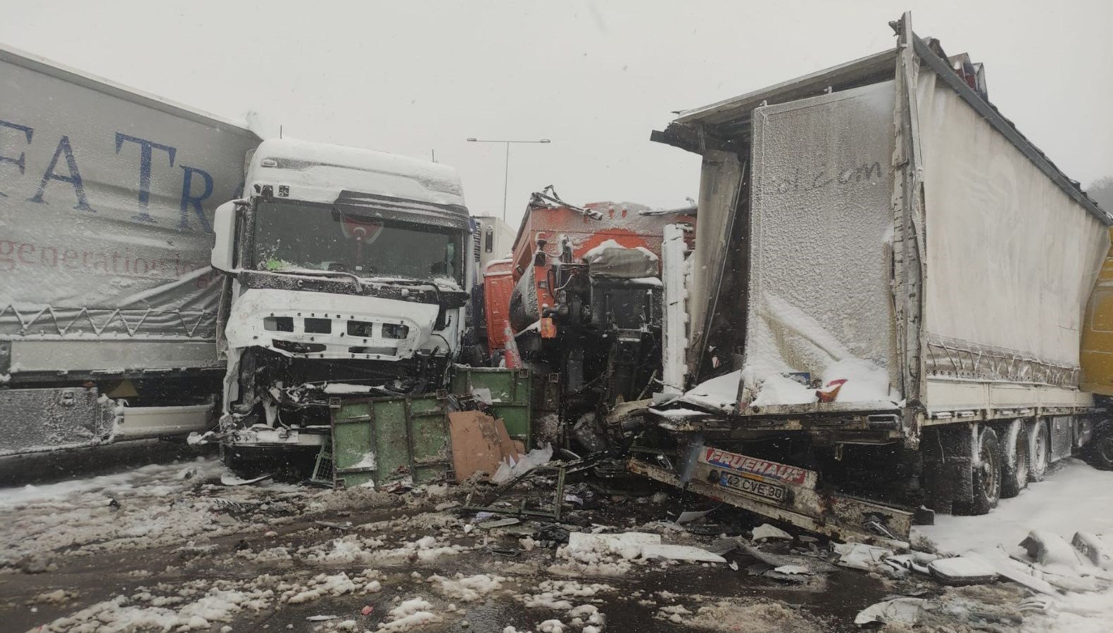 Kuzey Marmara Otoyolu’nda 4 TIR birbirine girdi