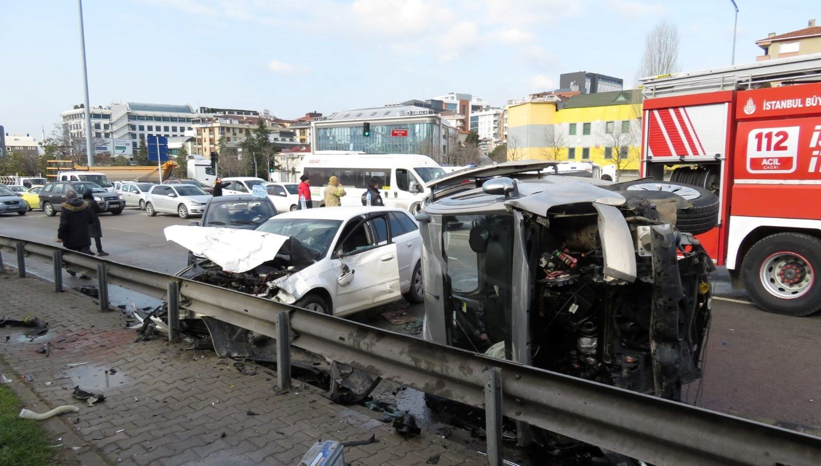 Maltepe’de hafif ticari araç takla atarak 3 araca çarptı: 5 yaralı