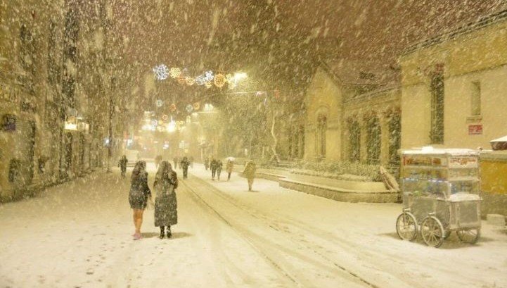 Meteoroloji’den İstanbul için kuvvetli kar uyarısı: Bu gece ve yarın kuvvetli kar sağanakları