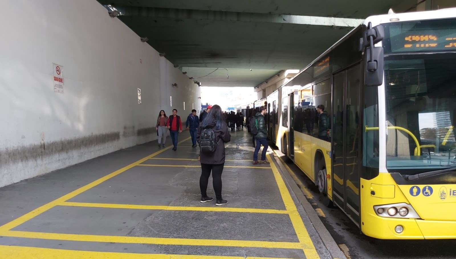 Metrobüs durağında bıçaklı saldırı
