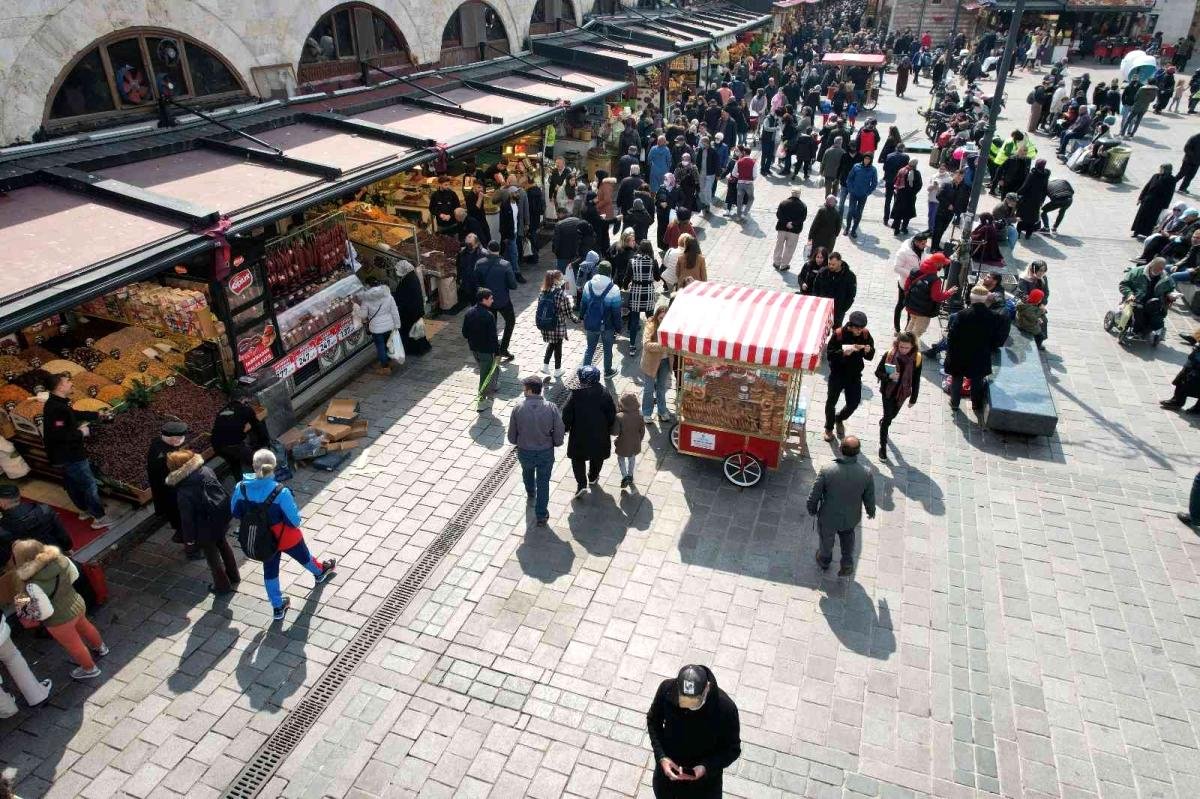 Mısır Çarşısı’nda Ramazan yoğunluğu! Alışverişe çıkanlar aynı dertten muzdarip