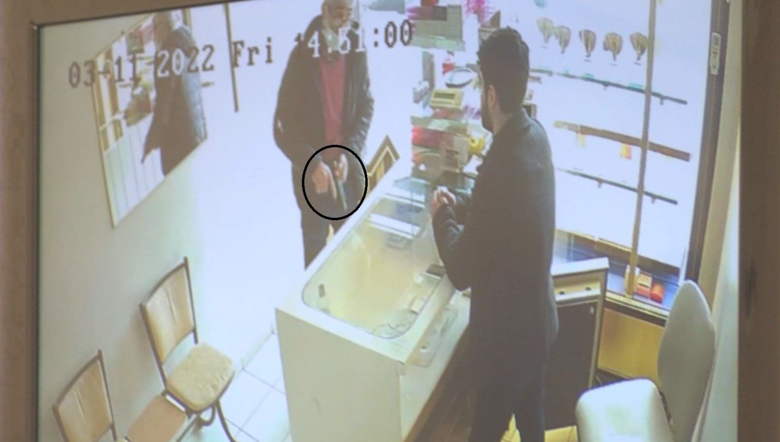 Müşteri gibi girdiği kuyumcuda silah çekti, altın bileziklerle kaçtı