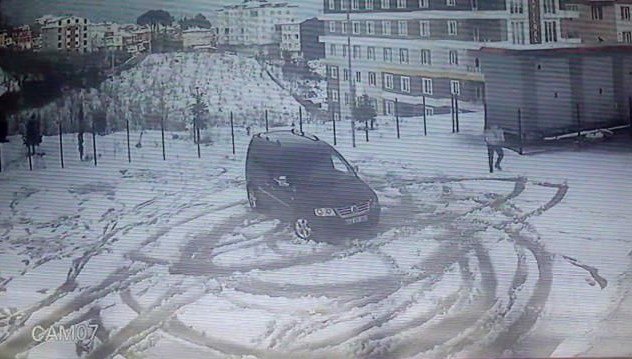 Okul bahçesinde drift pahalıya patladı