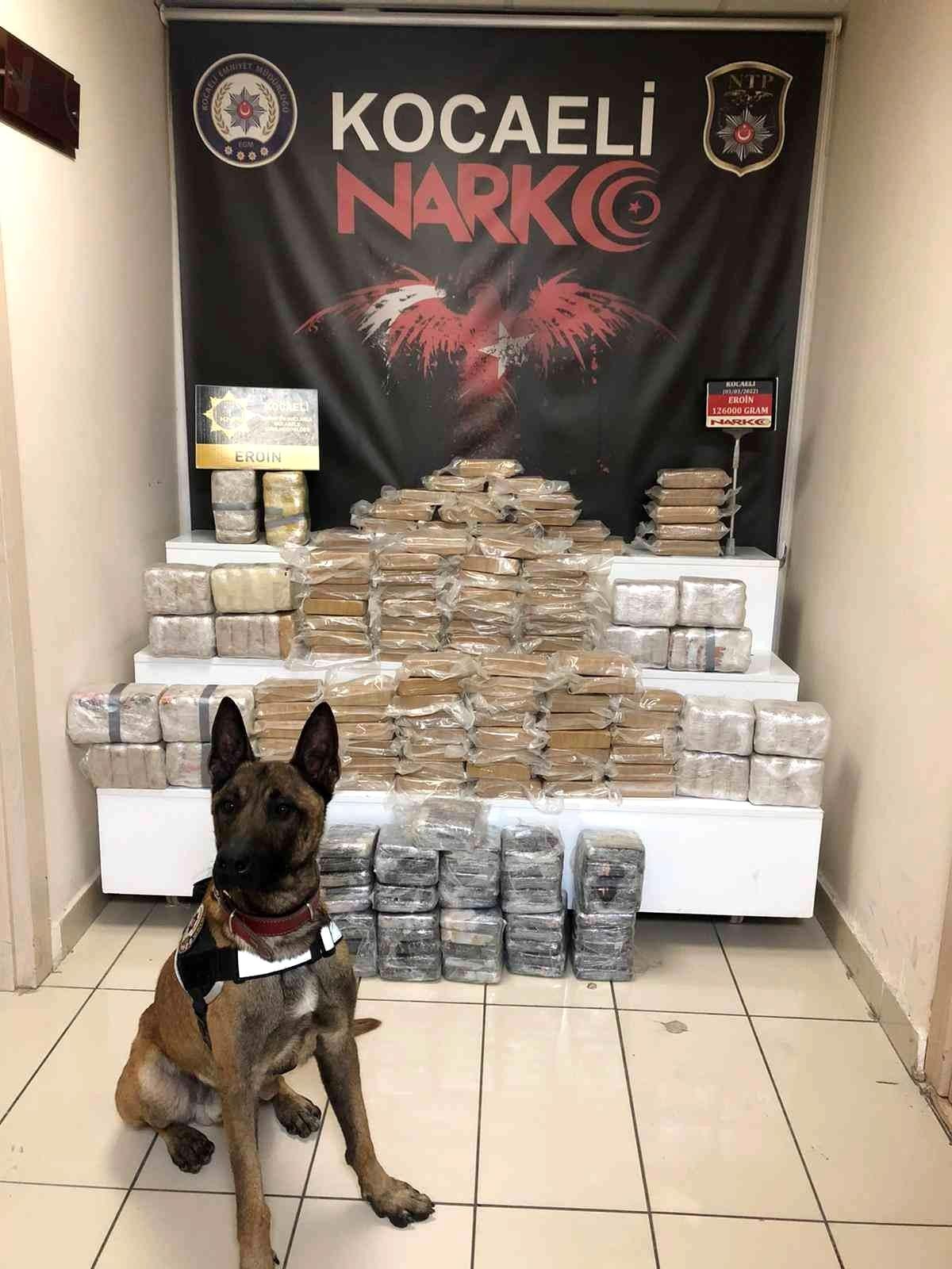 Otobüsün tavanında gizlenen 126 kilo eroini ‘Talisca’ buldu