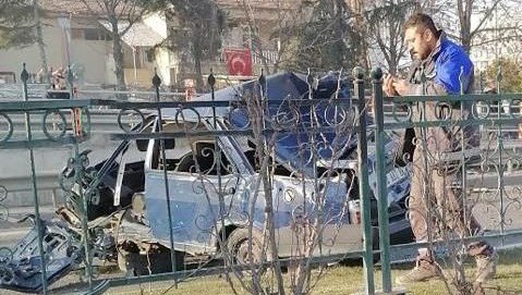 Otomobil bariyere çarptı: 17 yaşındaki sürücü öldü, 2 ağır yaralı