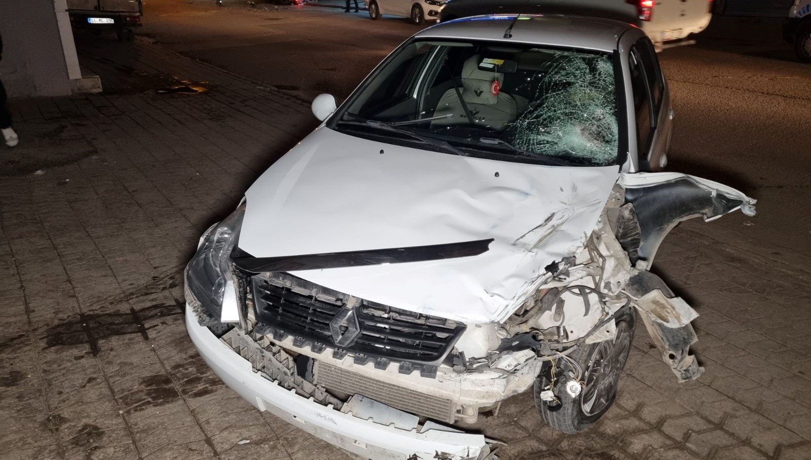 Otomobil ve motosiklet çarpıştı: 1’i ağır 2 yaralı