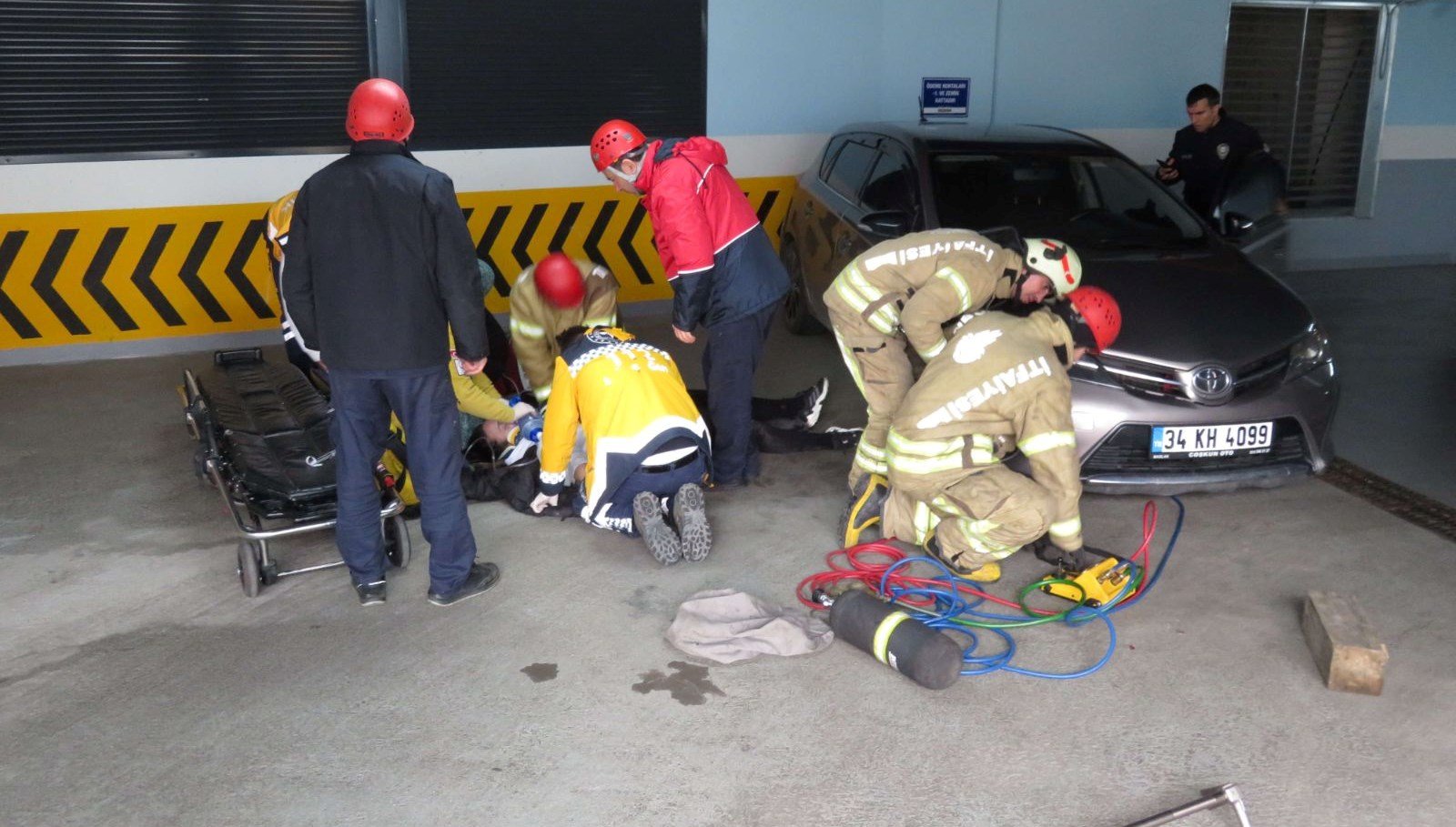 Otoparkta can pazarı: Aracının altında kaldı
