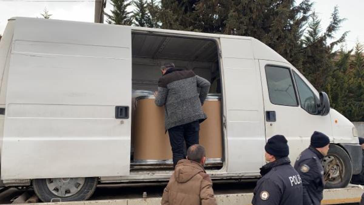 Plakası kalemle değiştirilen araçta yakalandılar; varillerdeki toz madde incelenecek