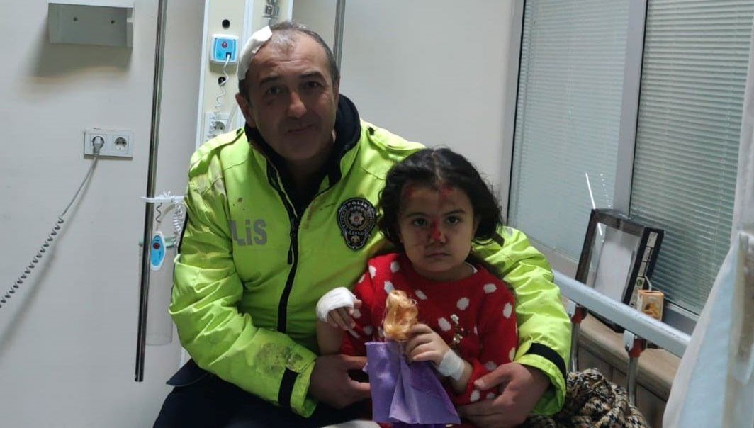 Polis memuru, küçük çocuğu kurtarırken kendisi yaralandı