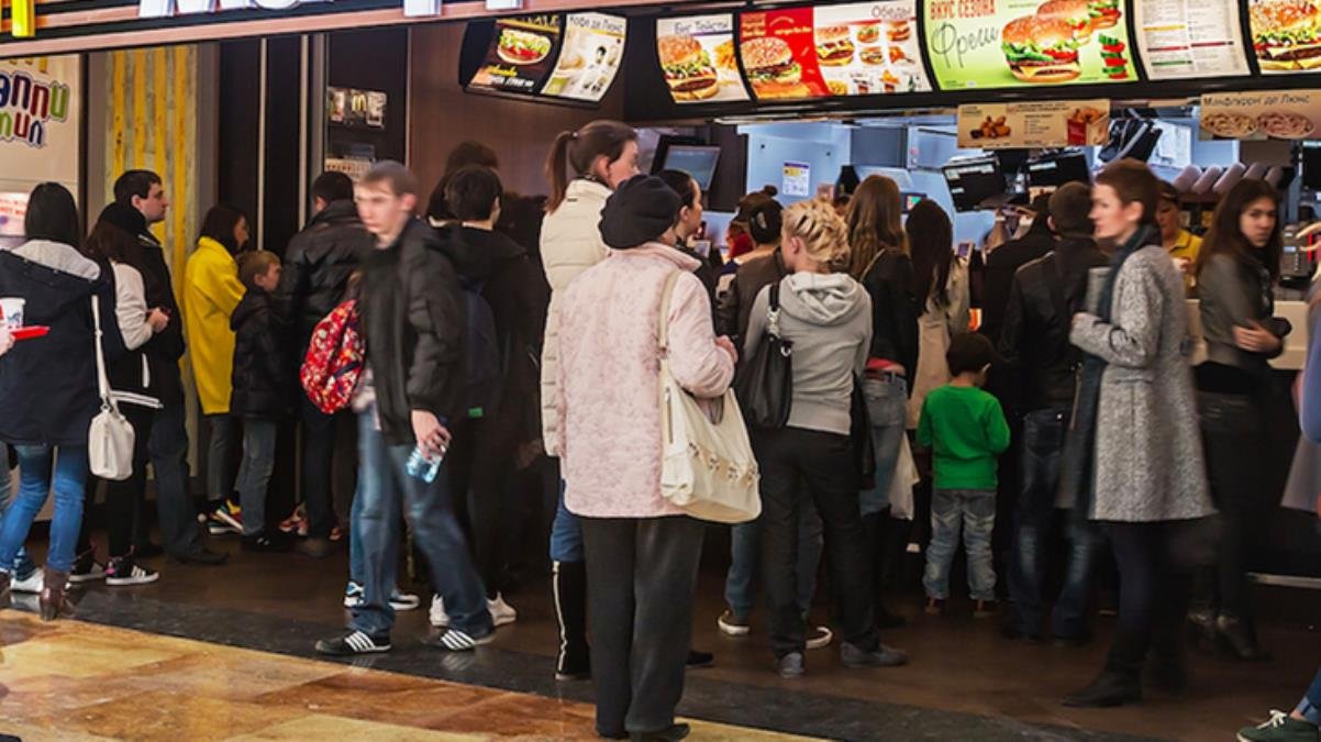 Rusya’da McDonald’s’ın kapanma kararı üzüntüyle karşılandı, hamburgerler karaborsaya düştü