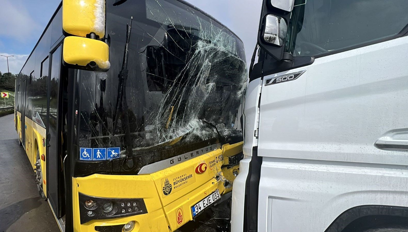 Sancaktepe’de ters yöne giren TIR, İETT otobüsüyle kafa kafaya çarpıştı