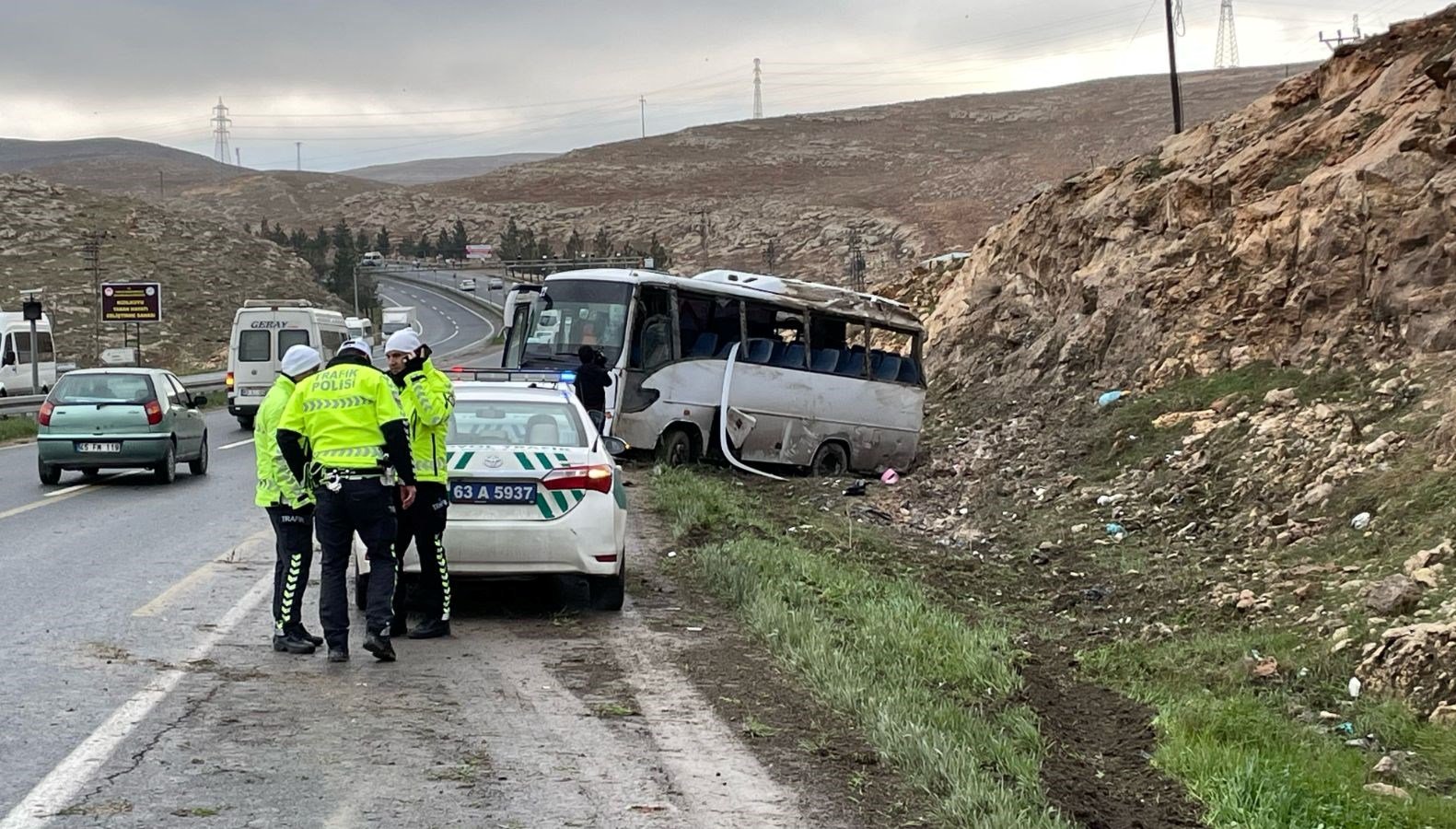 Şanlıurfa’da işçi servisinin devrilmesi sonucu 15 kişi yaralandı