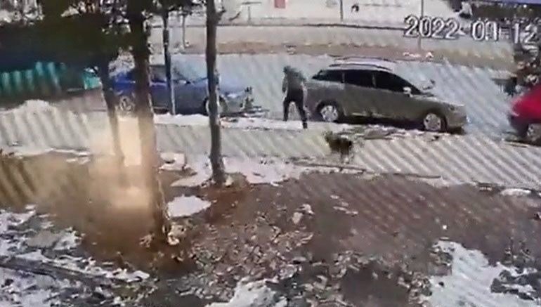 Sivas’ta köpekten kaçan çocuğa otomobil çarptı
